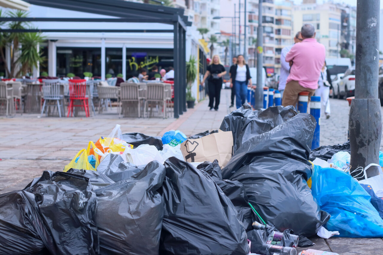 İZMİR (AA) – İzmir Büyükşehir Belediyesine bağlı iştiraklerde çalışan işçilerin
