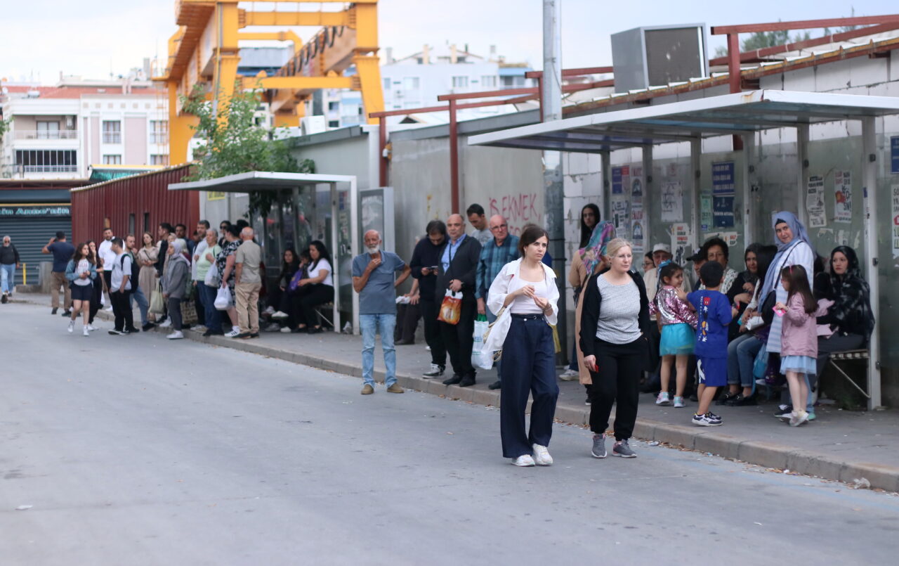 İZMİR (AA) – İzmir Büyükşehir Belediyesine bağlı iştiraklerde çalışan işçilerin