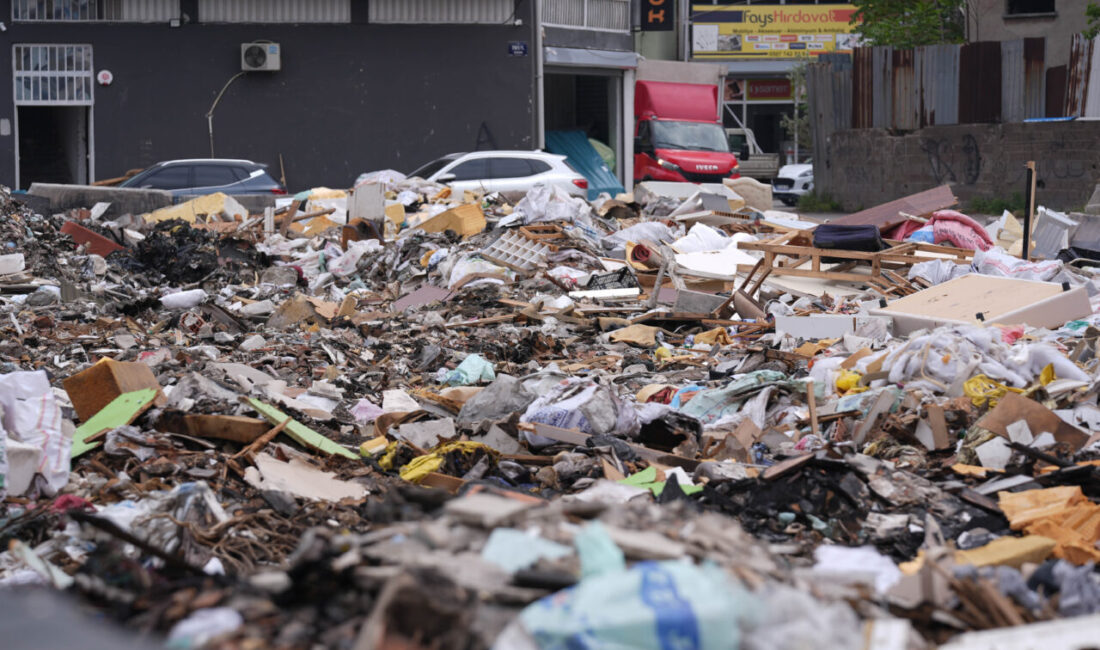 İZMİR (AA) – İzmir'in Buca ilçesinde, mobilyacı esnafın yoğunlaştığı mahallede