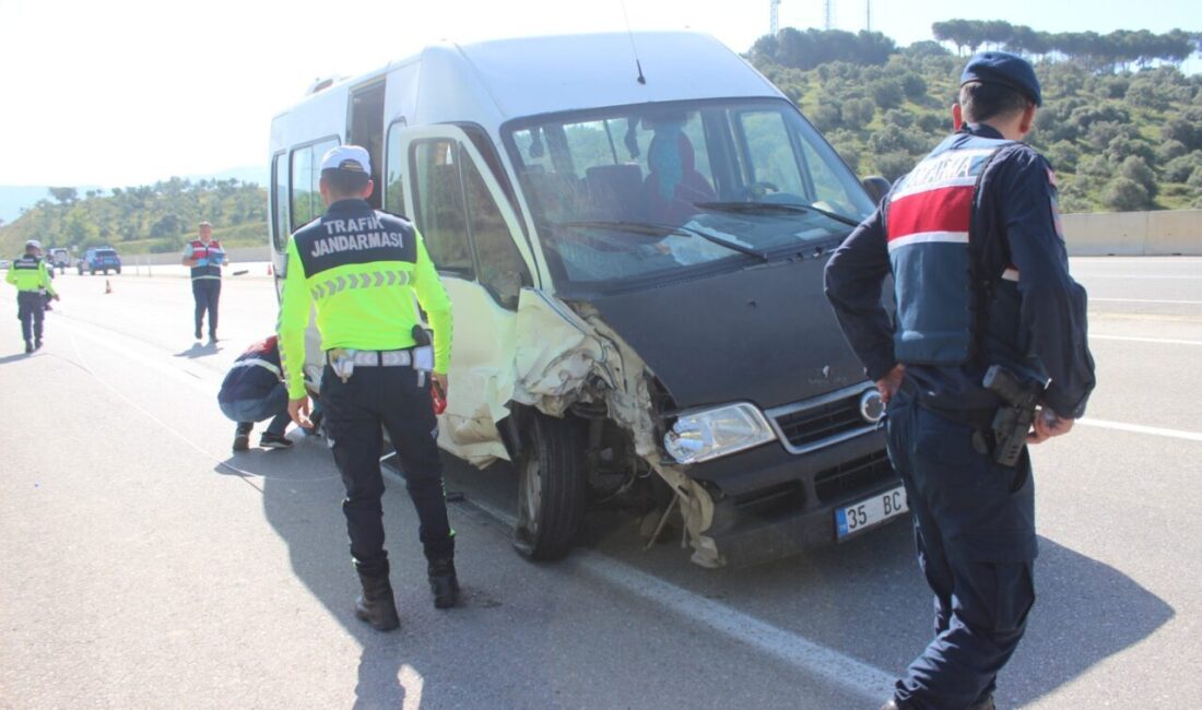 İZMİR (AA) – İzmir'in Ödemiş ilçesinde minibüs ile traktörün çarpışması