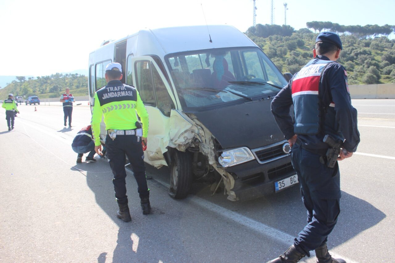 İZMİR (AA) – İzmir'in Ödemiş ilçesinde minibüs ile traktörün çarpışması
