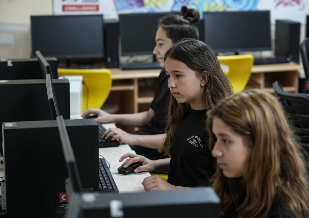 - Kentte görev yapan yaklaşık 45 bin 500 öğretmen ile