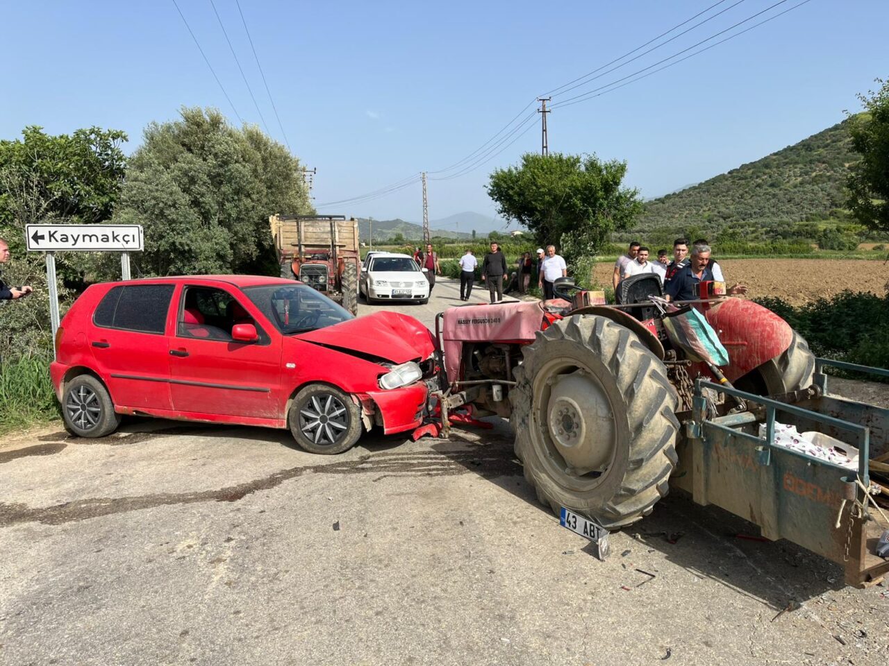 İZMİR (AA) – İzmir'in Beydağ ilçesinde traktör ile otomobilin çarpışması