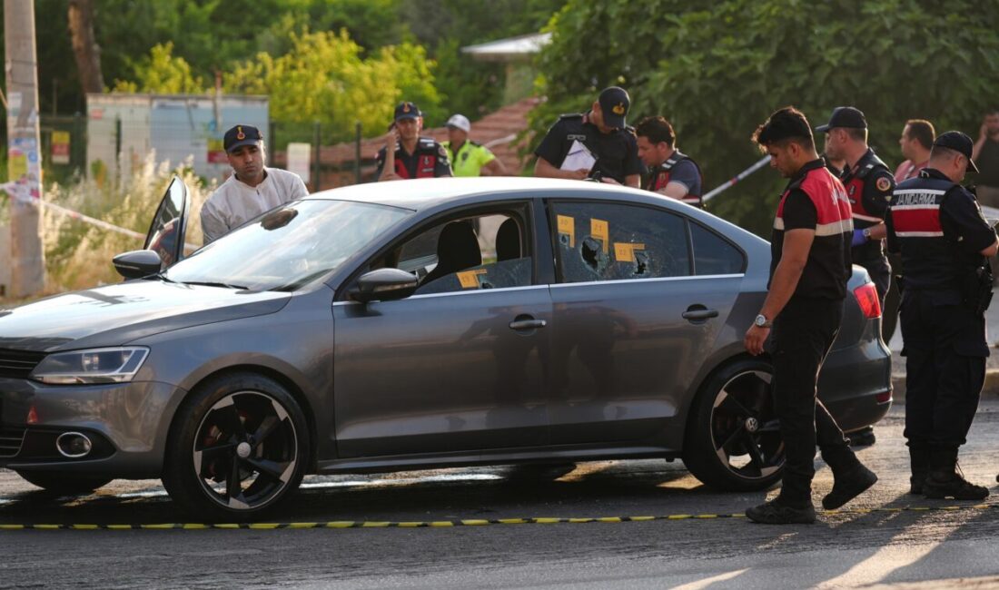 İZMİR (AA) – İzmir'in Torbalı ilçesinde seyir halindeki otomobile düzenlenen