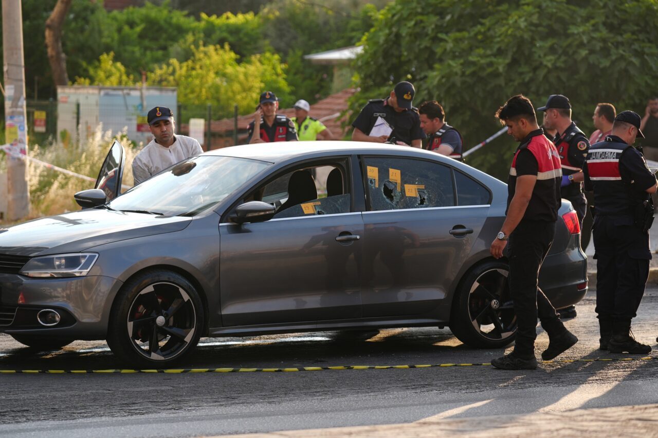 İZMİR (AA) – İzmir'in Torbalı ilçesinde seyir halindeki otomobile düzenlenen