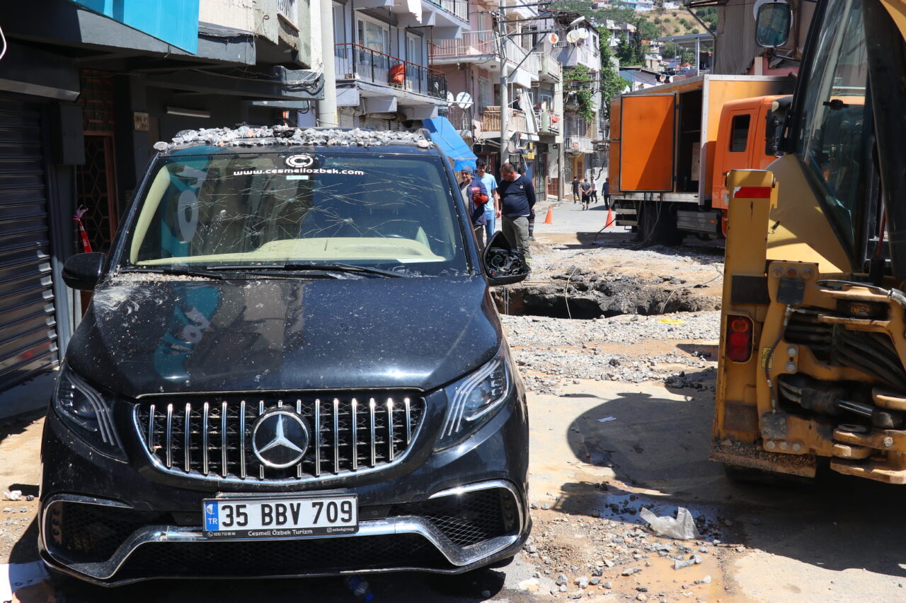 - Aracı zarar gören mahalle sakini Ragıp Düzce:
"Arabalarımızı çekmeye çalıştık