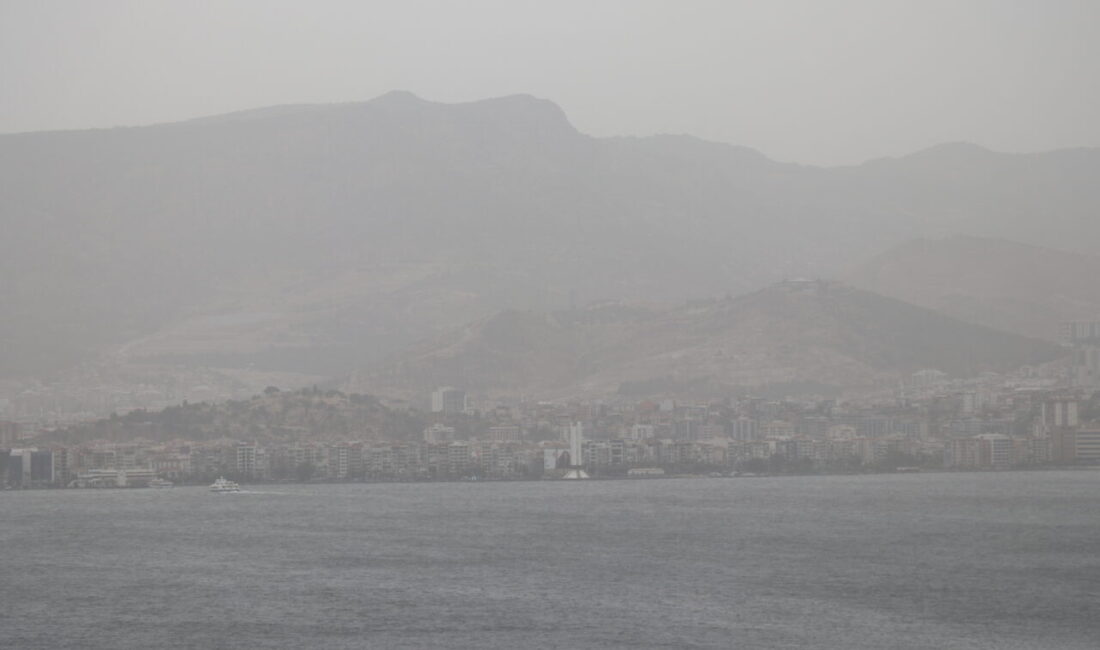 İZMİR (AA) – İzmir'de toz taşınımı hayatı olumsuz etkiledi. Toz