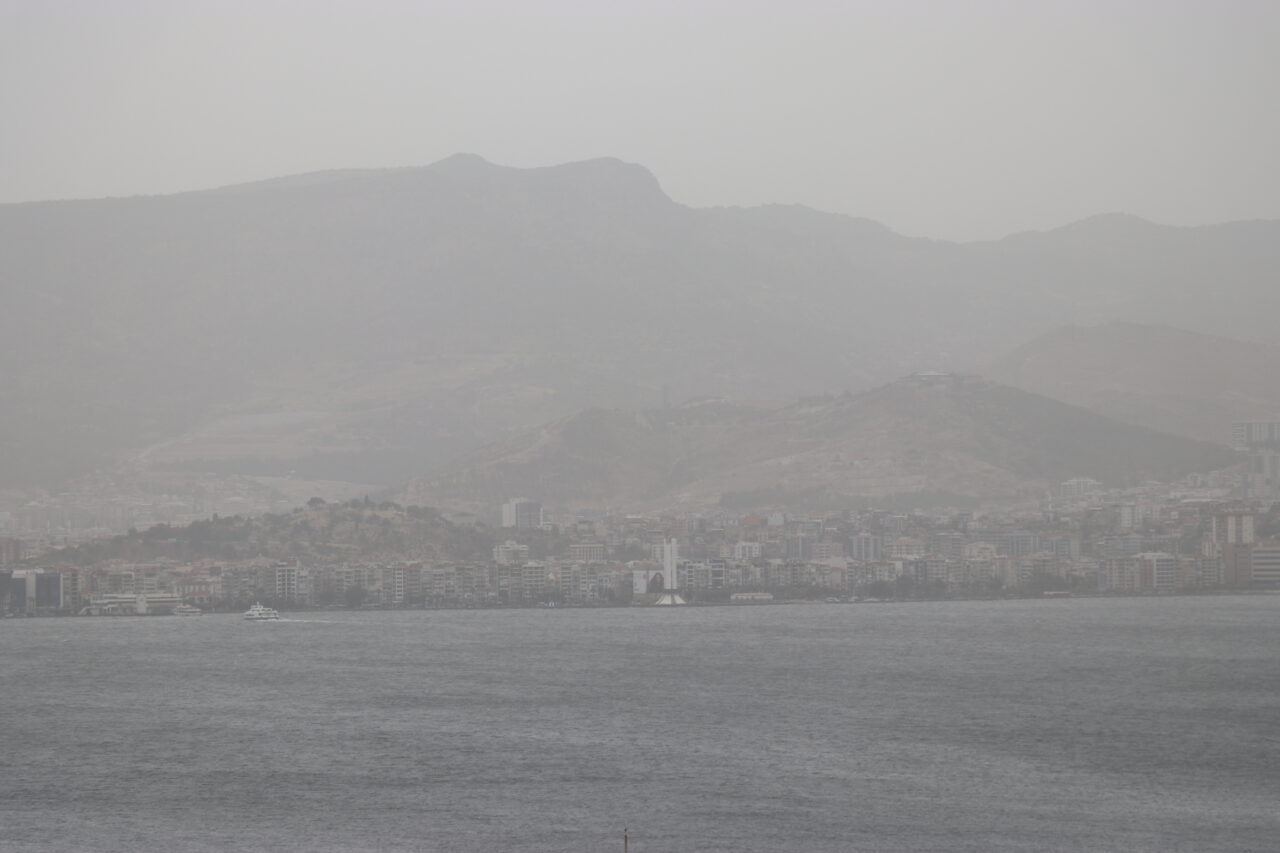 İZMİR (AA) – İzmir'de toz taşınımı hayatı olumsuz etkiledi. Toz