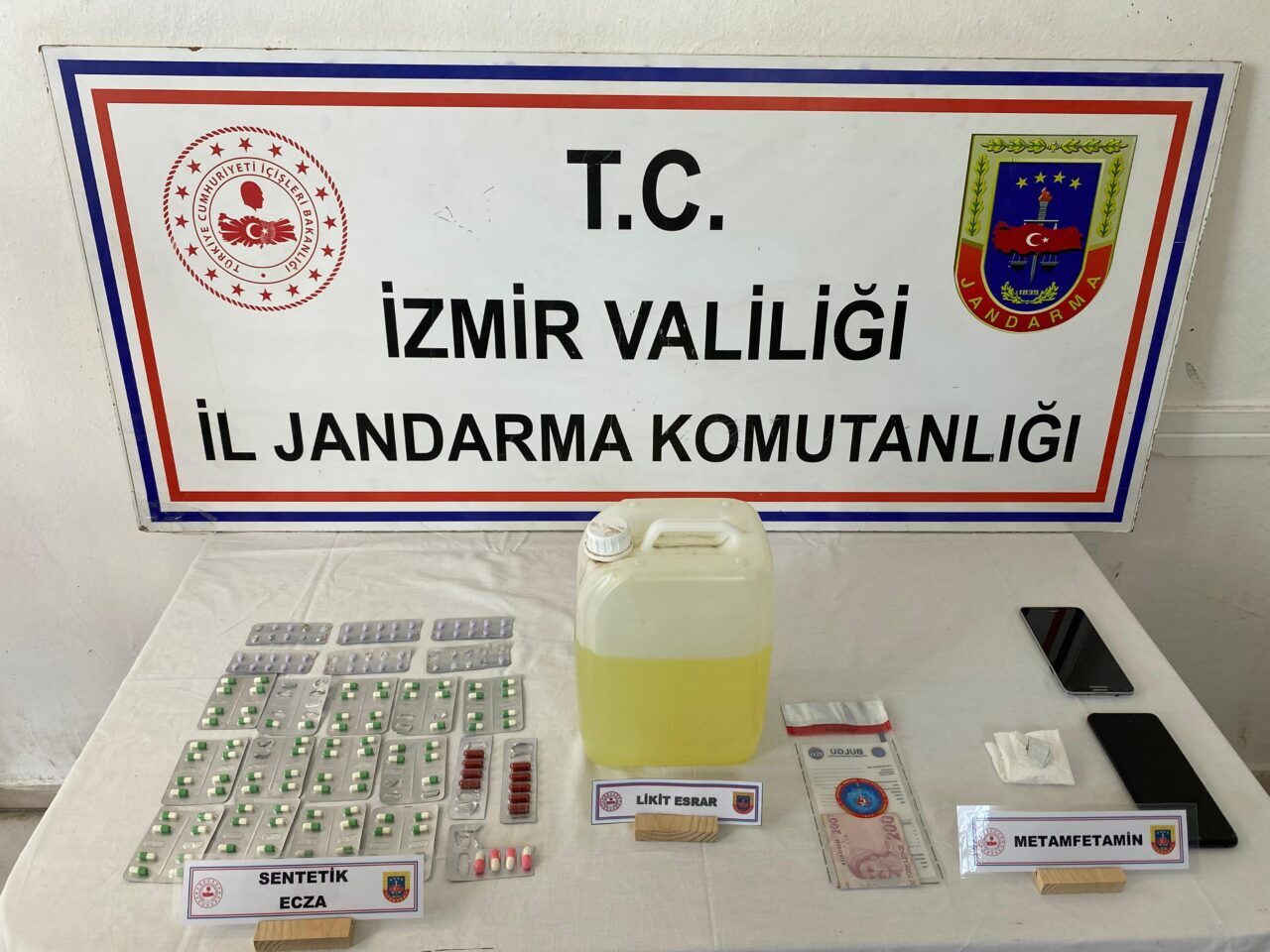 İZMİR (AA) – İzmir'de uyuşturucu operasyonlarında gözaltına alınan 16 şüpheliden