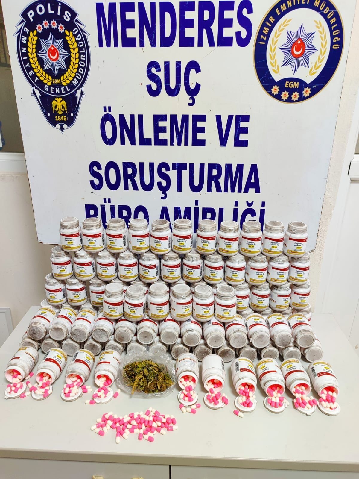İZMİR (AA) – İzmir'in Menderes ilçesinde düzenlenen uyuşturucu operasyonunda gözaltına