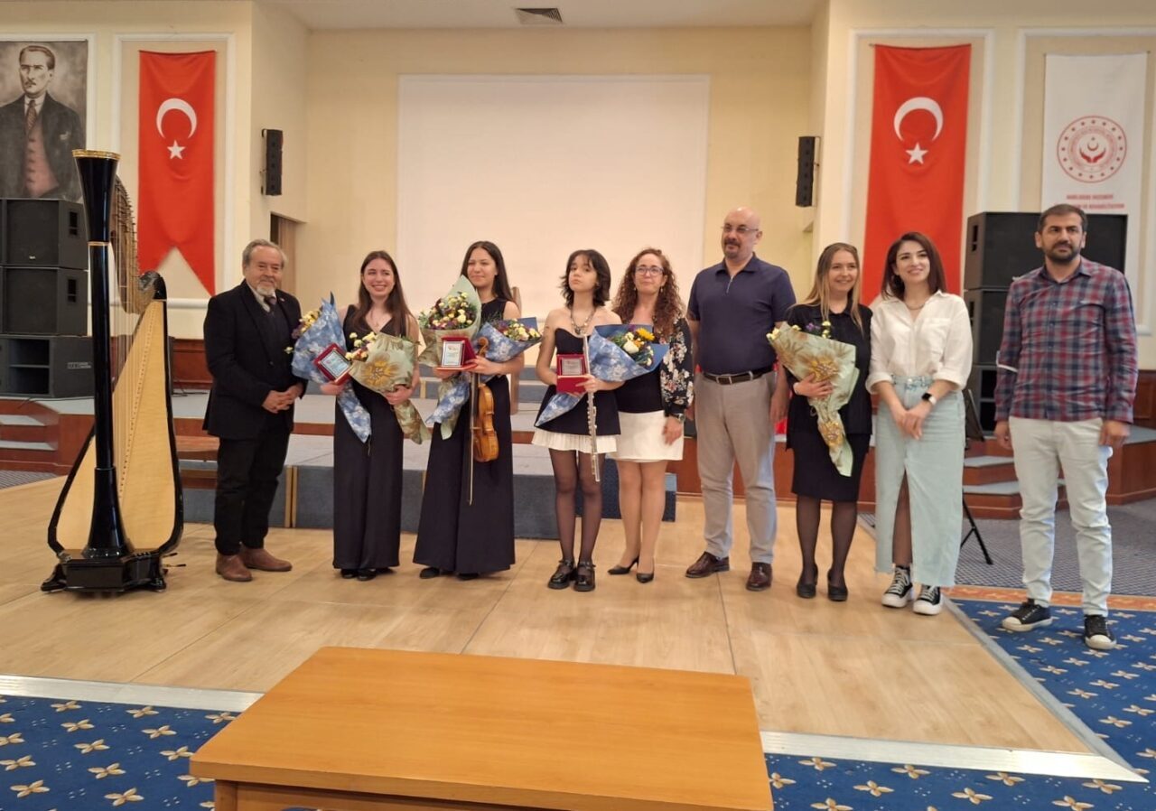 İZMİR (AA) – Uluslararası birçok yarışmalarda derece elde eden genç