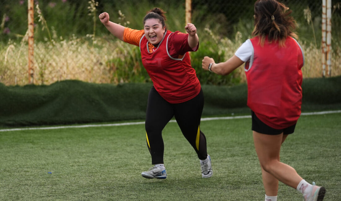 - İzmir'de futbolu çok seven kadınlar, yaşamın günlük stresini de