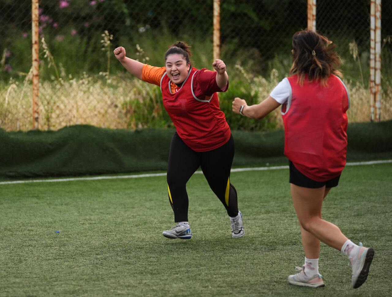 - İzmir'de futbolu çok seven kadınlar, yaşamın günlük stresini de