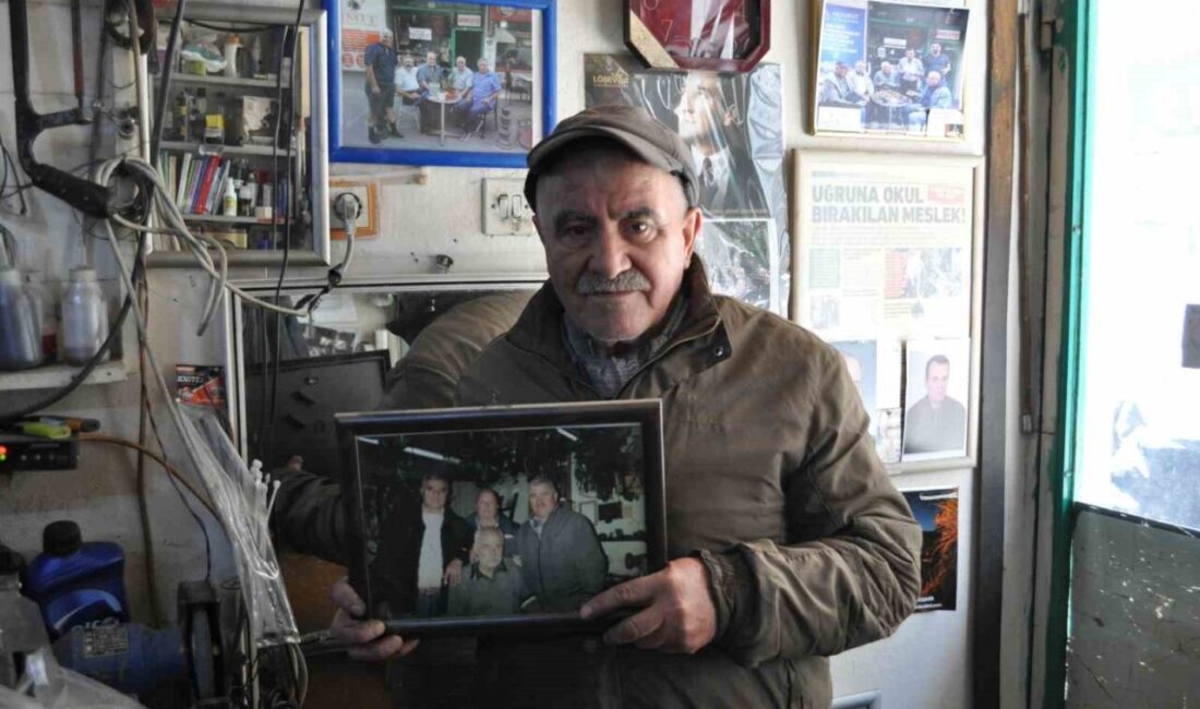 Eskişehir’de 40 yıl öğretmenlik yapan Osman Menekşe, bisiklet tamircisi olan