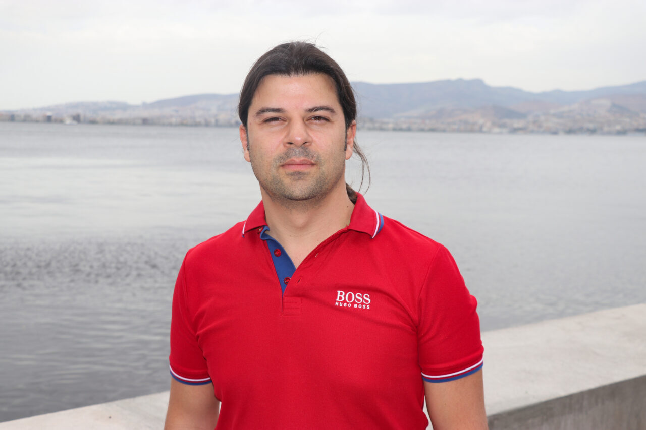 - 2. Karabağ Savaşı'nda mayına basarak bacaklarını kaybeden Azerbaycanlı Binbaşı