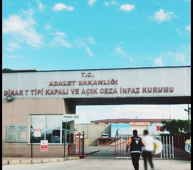 Afyonkarahisar’da kasten öldürme suçundan aranan şahıs polisin takibi ile yakalandı.