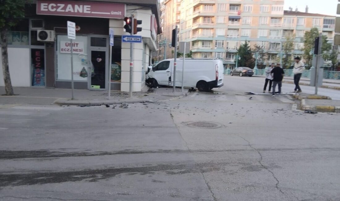 Eskişehir’de kavşakta meydana gelen kaza sonucunda bir araç çevrede bulunan
