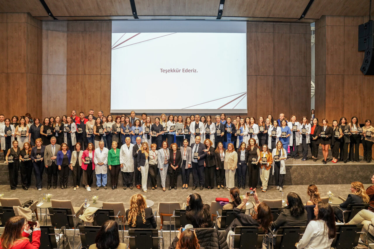 - Koç Üniversitesi Hemşirelik Fakültesi Dekanı Prof. Dr. Duygu Gözen:
-