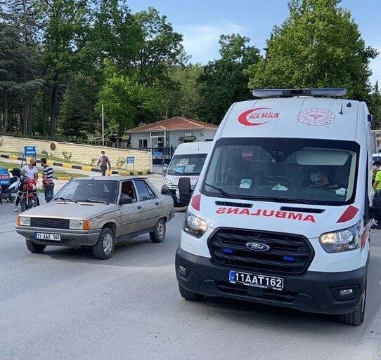 Bilecik’te seyir halinde kontrolden çıkan motosiklet devrilirken, sürücüsü yaralandı. Alınan