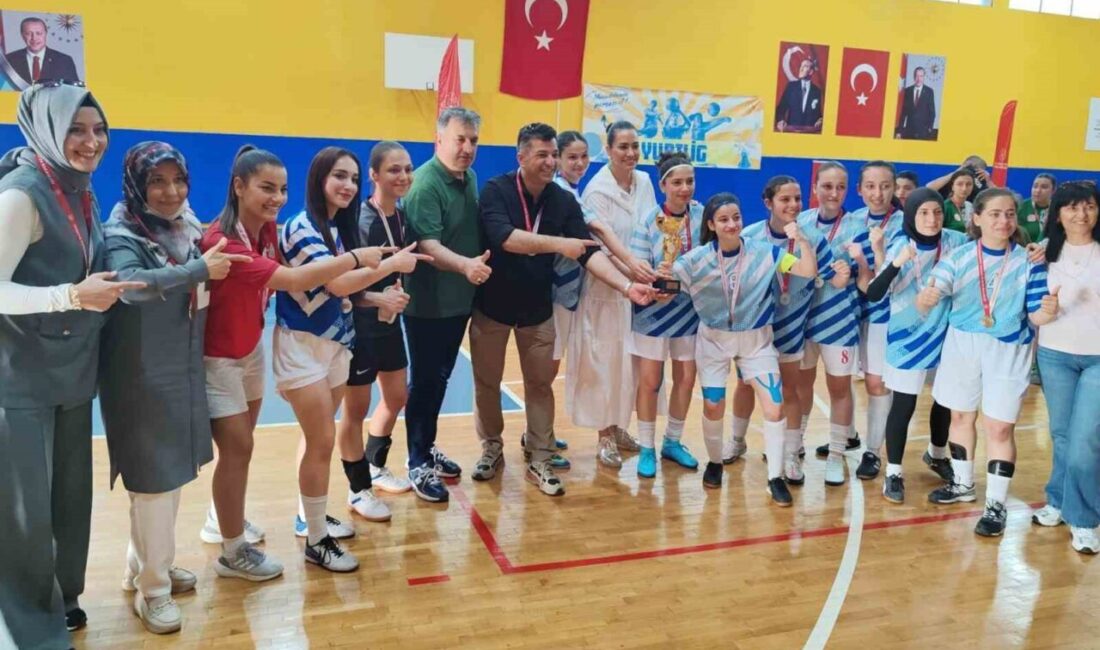 İzmir’de düzenlenen Yurtlig Futsal Kızlar Türkiye Şampiyonası’nda Kütahya kız futsal