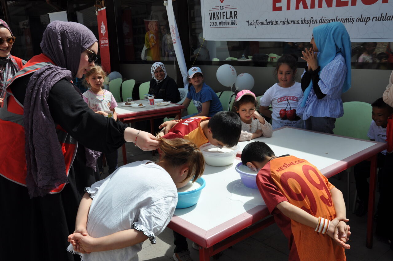 KÜTAHYA (AA) – Kütahya Vakıflar Bölge Müdürlüğünce yetim çocuklar ve