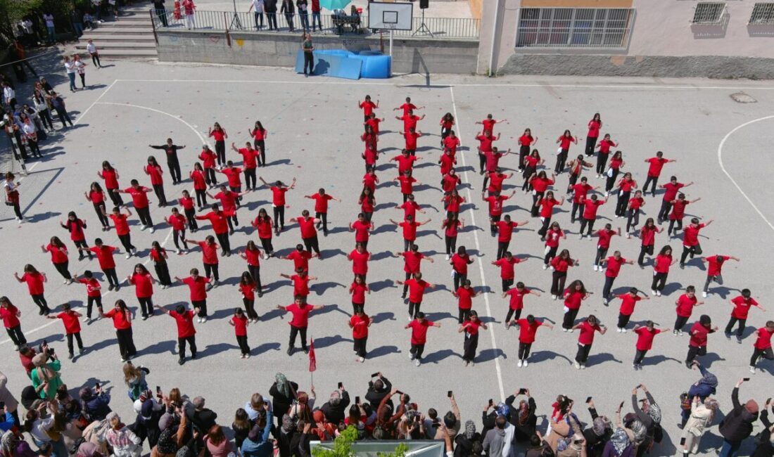 KÜTAHYA (AA) – Kütahya'da bir ortaokulda, 19 Mayıs Atatürk'ü Anma,