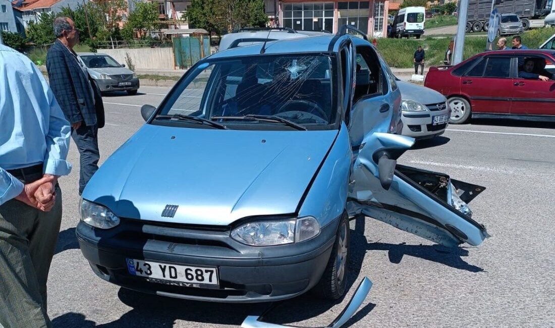 KÜTAHYA (AA) – Kütahya'nın Domaniç ilçesinde iki otomobilin çarpışması sonucu