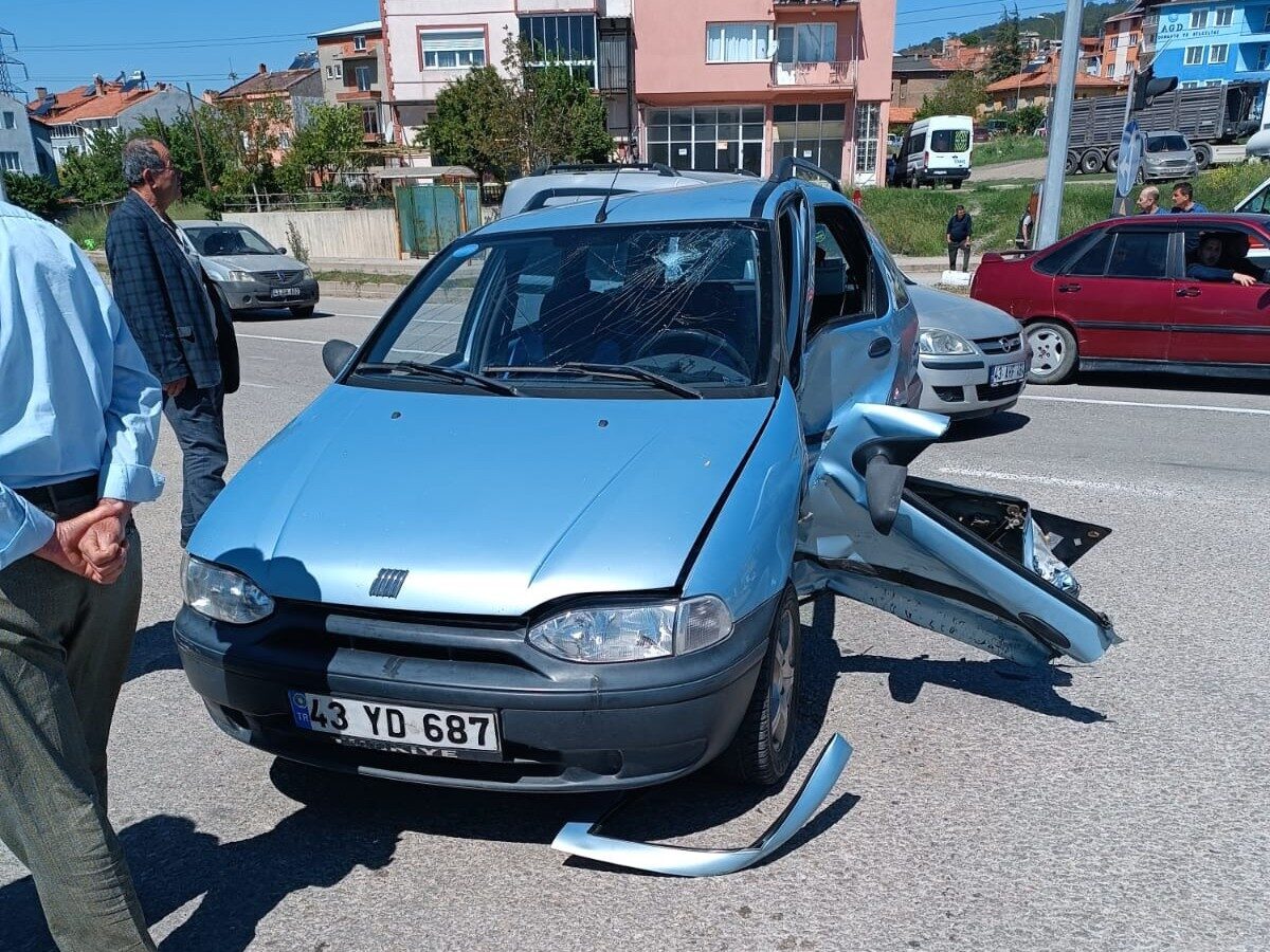 KÜTAHYA (AA) – Kütahya'nın Domaniç ilçesinde iki otomobilin çarpışması sonucu