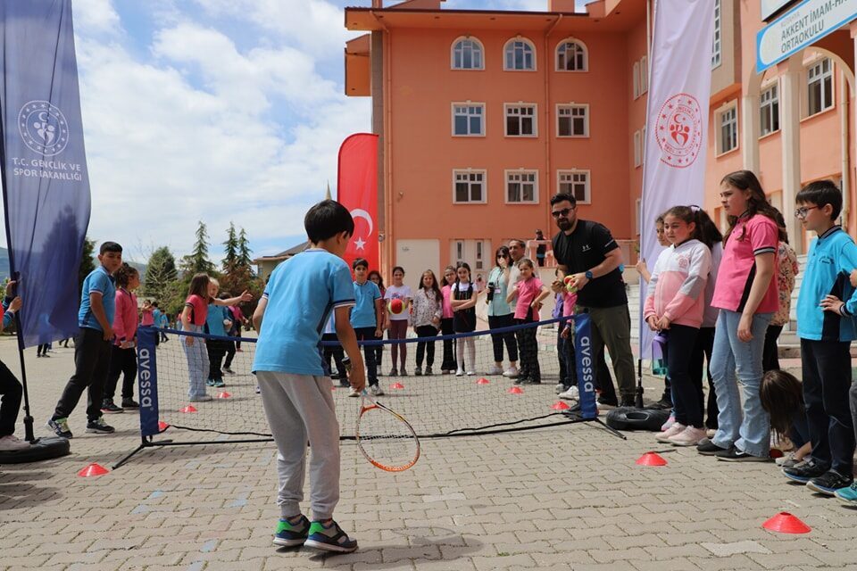 KÜTAHYA (AA) – Kütahya’da spora ilk adımlarını atan ilkokul öğrencileri,