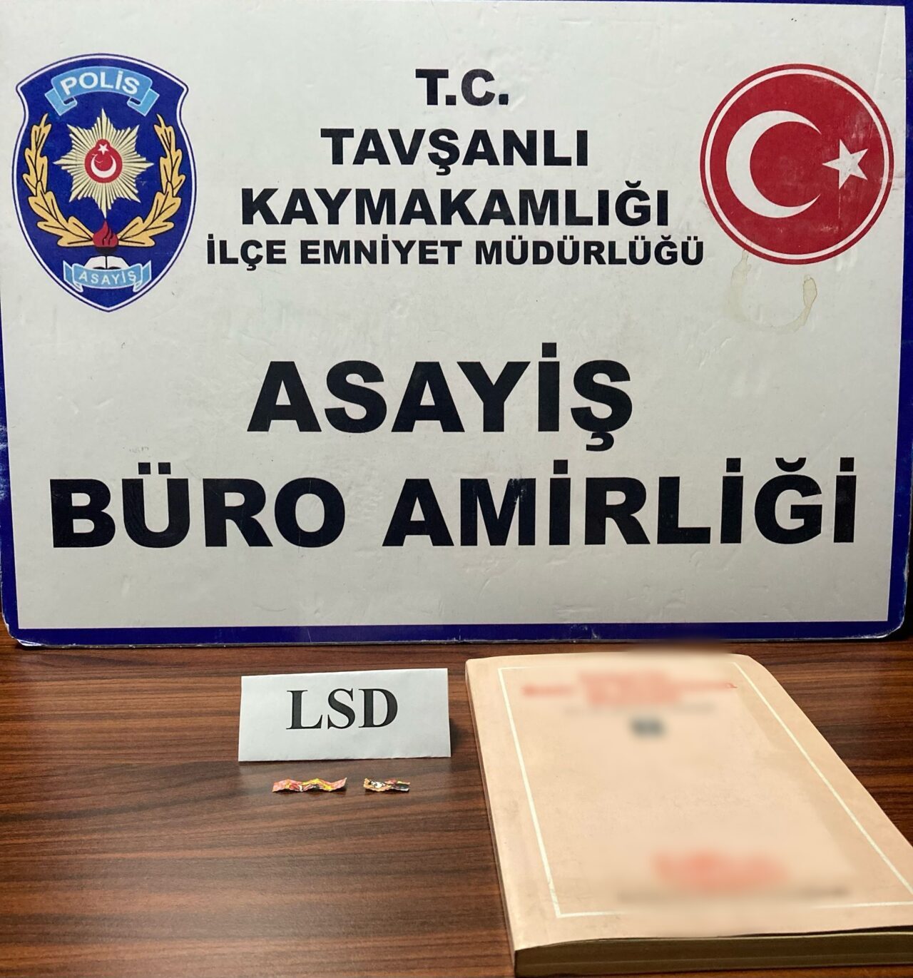 KÜTAHYA (AA) – Kütahya'nın Tavşanlı ilçesinde, kitap sayfaları arasında uyuşturucu