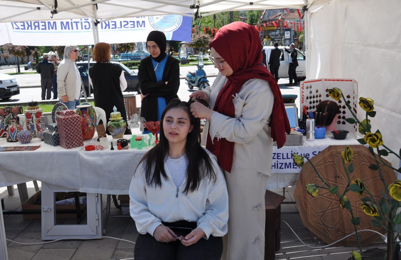 KÜTAHYA (AA) – Kütahya'da, mesleki eğitime dikkati çekmek amacıyla Meslek