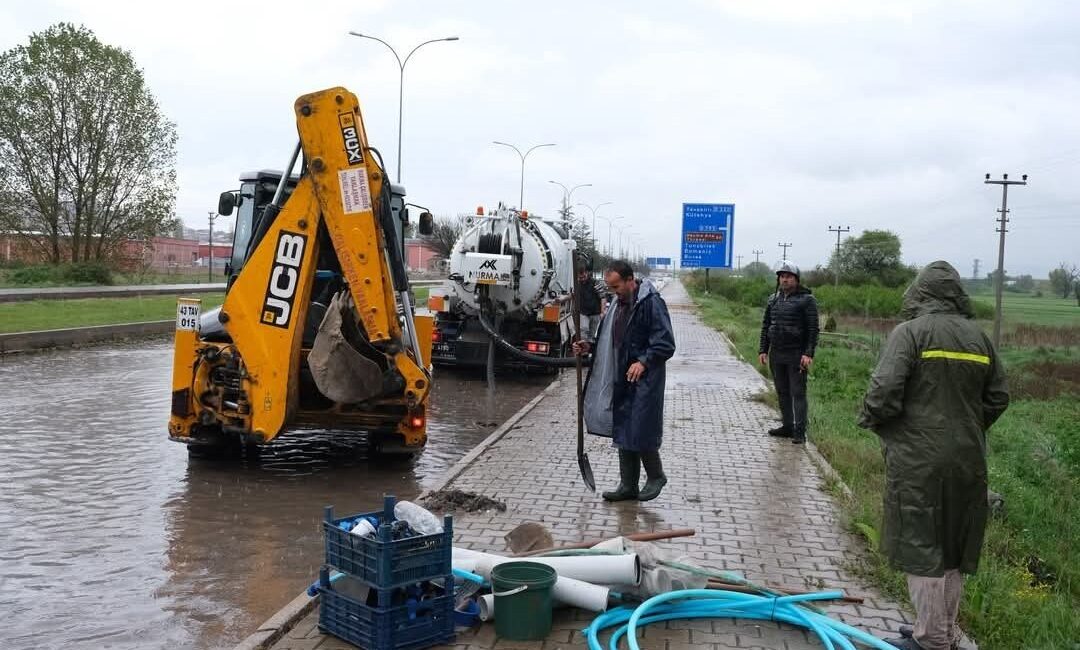 Kütahya’da aniden bastıran sağanak yağış nedeniyle cadde ve sokaklar göle