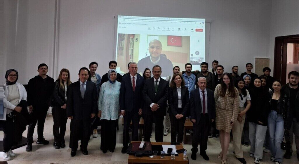 Kütahya Dumlupınar Üniversitesi’nde (DPÜ) düzenlenen “Türkiye’nin Siyasi Hayatında Beyaz Devrim”