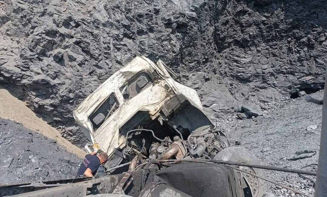 Kütahya’nın Altıntaş ilçesinde bir maden ocağında döküm yaptığı esnada uçuruma