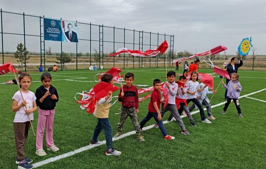 Eskişehir Mahmudiye’de çocuklar, uçurtma şenliğinde gökyüzünü renklendirdi. Eskişehir Gençlik ve