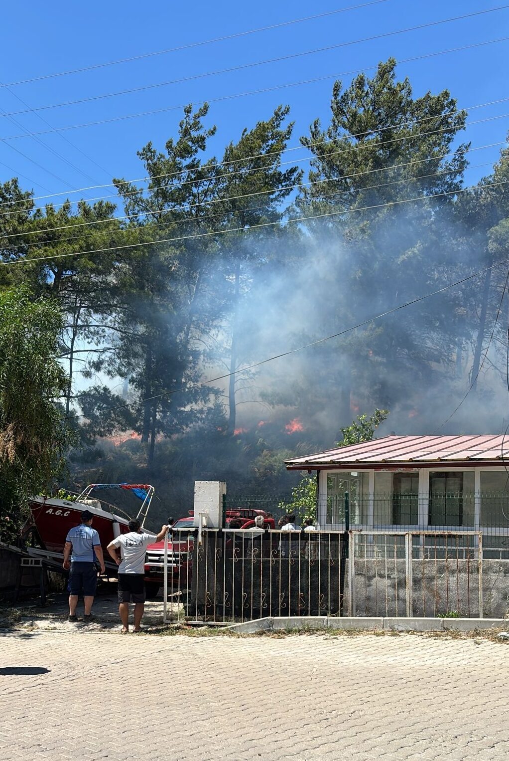 MUĞLA (AA) – Muğla'nın Marmaris ilçesinde çıkan orman yangınına havadan