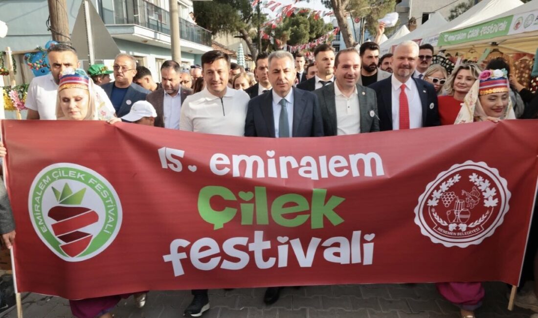 İZMİR (AA) – İzmir'in Menemen ilçesinde 15. Emiralem Çilek Festivali