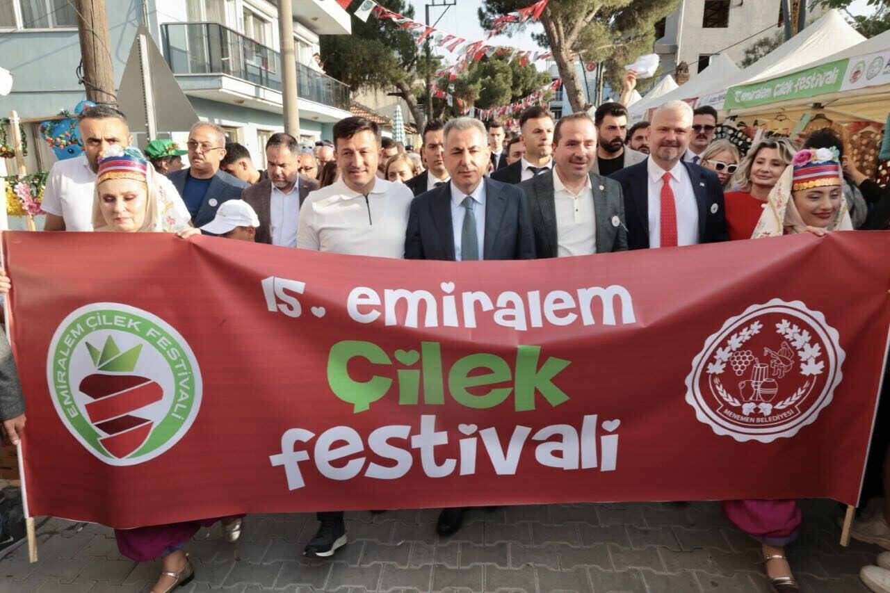 İZMİR (AA) – İzmir'in Menemen ilçesinde 15. Emiralem Çilek Festivali