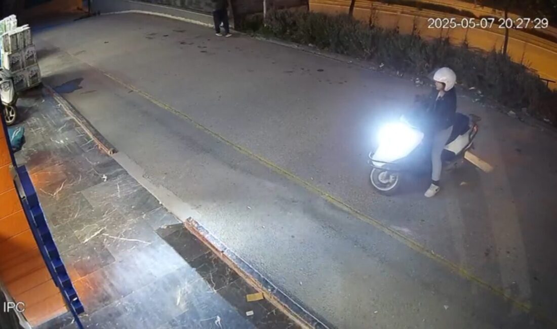 Eskişehir’de bir kadın sürücünün, idaresindeki motosiklet ile birlikte petshop mağazasının