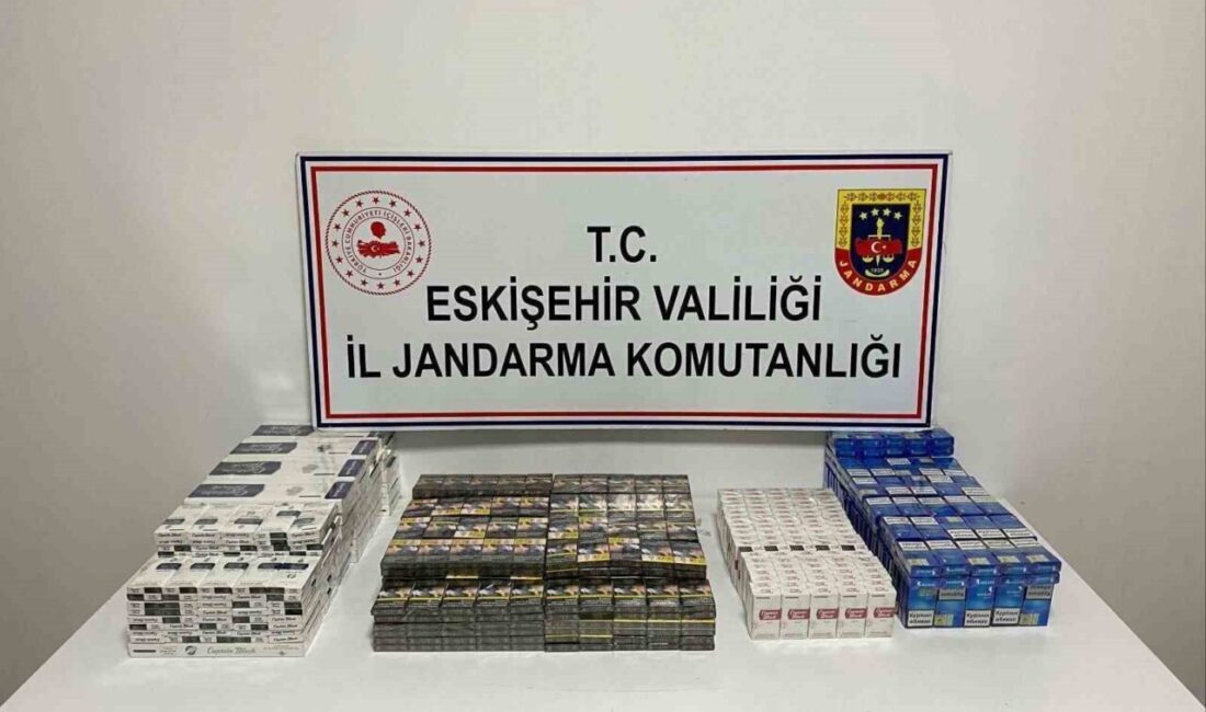 Eskişehir’de jandarma ekipleri, motosiklet üzerinde bin 100 paket bandrolsüz sigara
