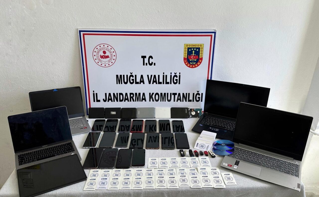 MUĞLA (AA) – Muğla merkezli 6 ilde düzenlenen dolandırıcılık operasyonunda