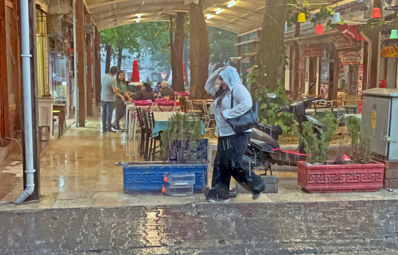 MUĞLA (AA) – Muğla'nın Menteşe ilçesinde etkili olan sağanak hayatı