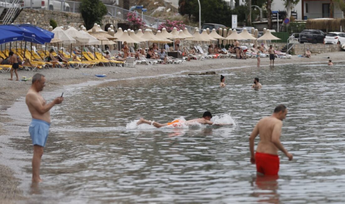 MUĞLA (AA) – Muğla'da güneşli havayı değerlendirmek isteyen kent sakinleri