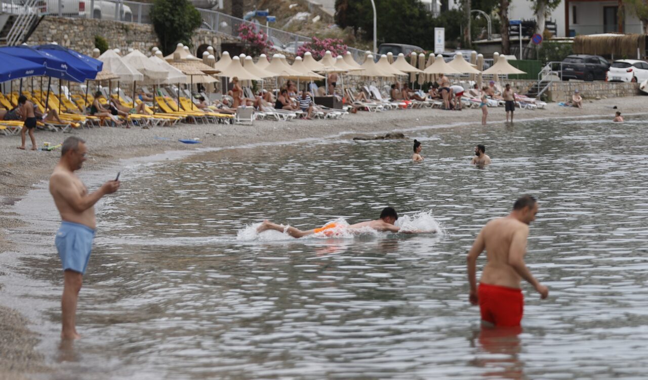MUĞLA (AA) – Muğla'da güneşli havayı değerlendirmek isteyen kent sakinleri