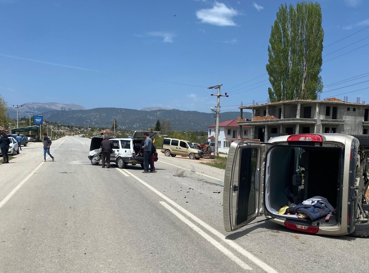 MUĞLA (AA) – Muğla'nın Seydikemer ilçesinde iki otomobilin çarpışması sonucu