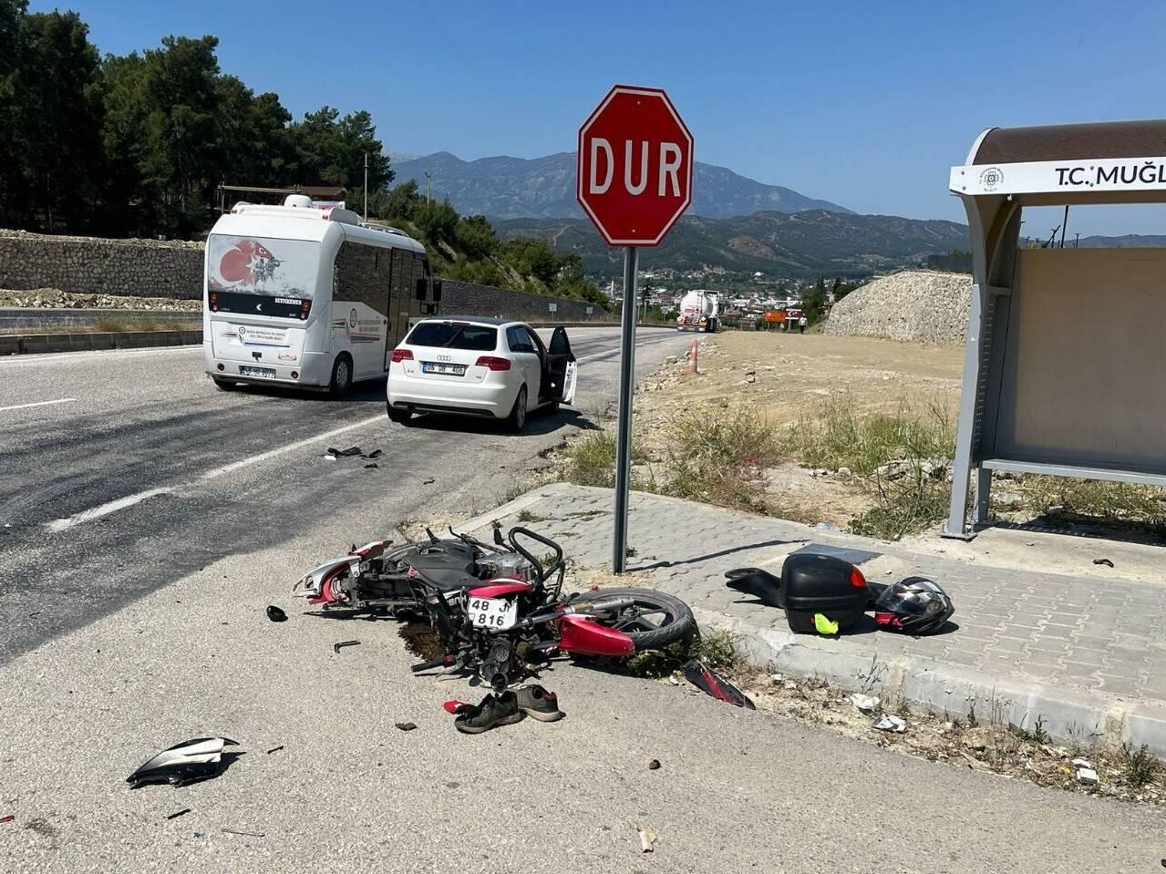 MUĞLA (AA) – Muğla'nın Seydikemer ilçesinde otomobille çarpışan motosiklet sürücüsü