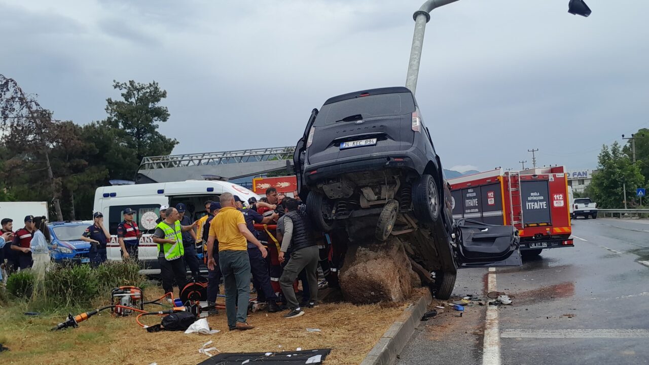 MUĞLA (AA) – Muğla'nın Menteşe ilçesinde kamyonetin trafik levhası direğine