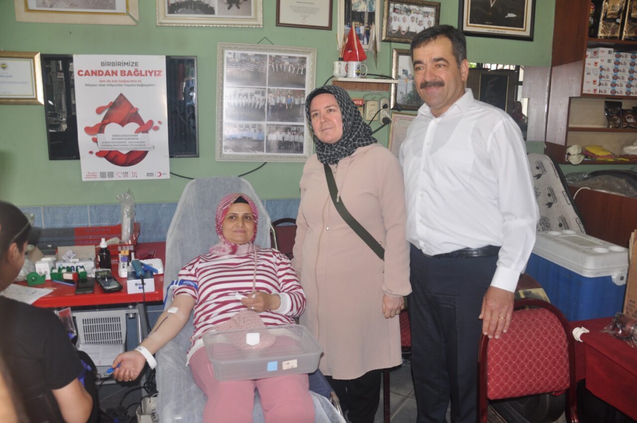 İZMİR (AA) – İzmir'in Ödemiş ilçesinde kahvehanede kan bağışı kampanyası