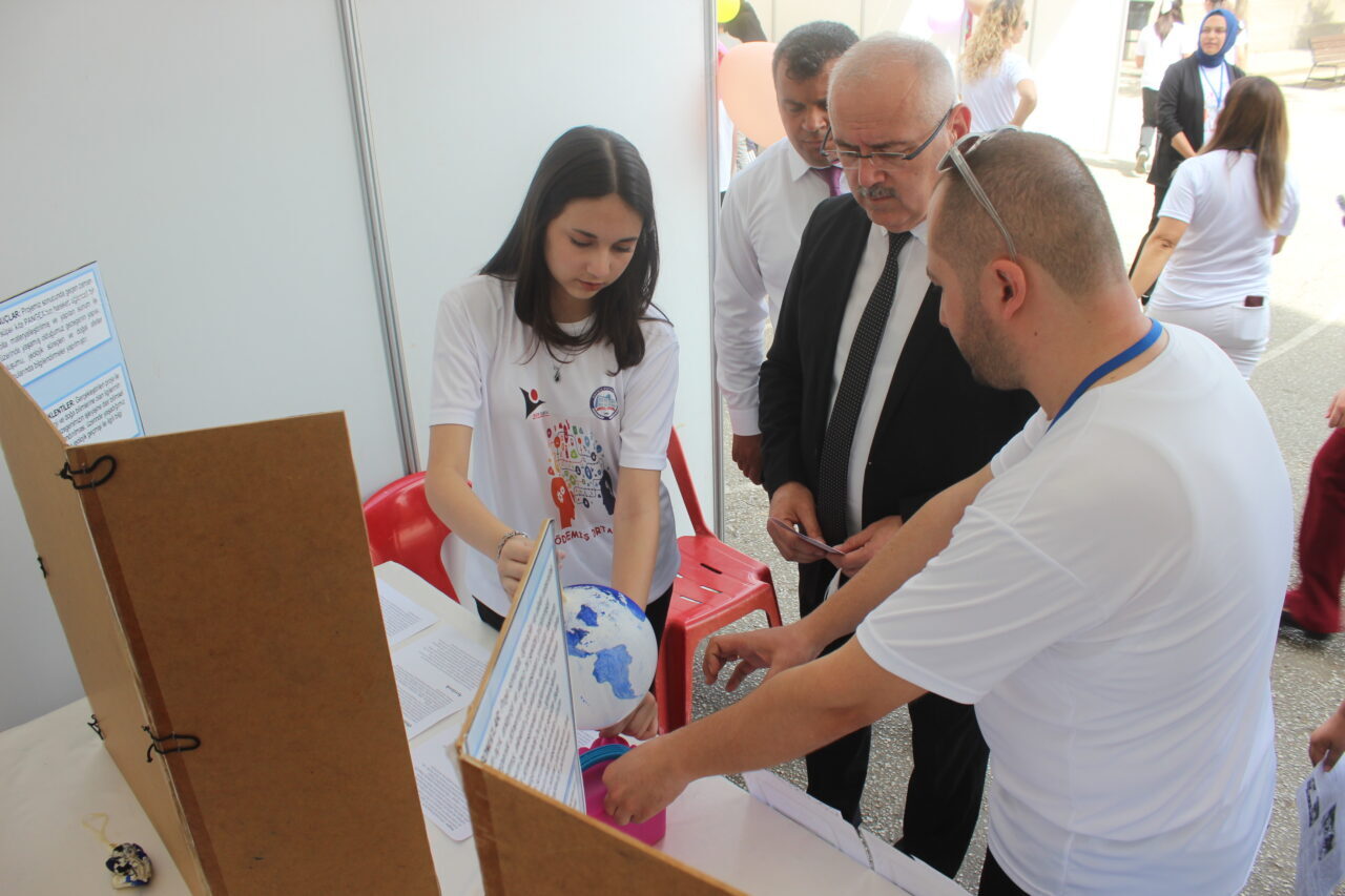 İZMİR (AA) – İzmir'in Ödemiş ilçesinde ortaokul ve lise öğrencilerince