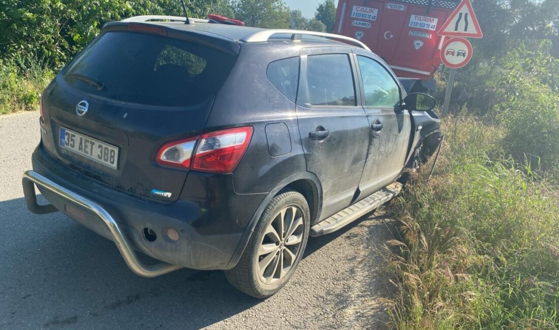 İZMİR (AA) – İzmir'in Ödemiş ilçesinde otomobille traktörün çarpışması sonucu